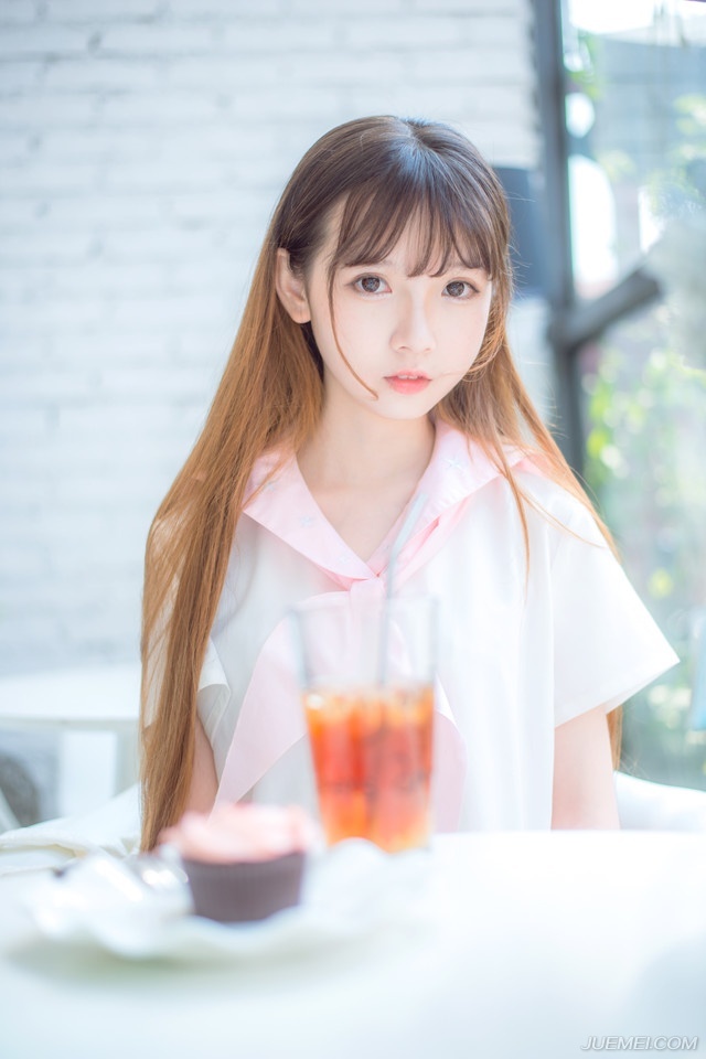 “庞先生误会，此乃刘璝一人之言，与我等无关，我等并无此意。”大帐中，短暂的寂静之后，一名武将突然站出来，微笑着来到庞统身边，瞪眼看向两名刘璝的亲卫，厉声喝道：“大胆，还不松开庞先生。”